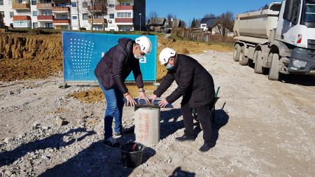Mirna soseska, polozitev temeljnega kamna, Janez Prosenik in Dusan Skerbis, foto Lapego (3)